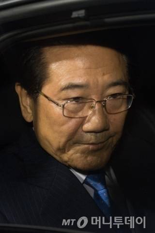 억대 공천헌금 수수 혐의로 사전구속영장이 재청구된 박준영 국민의당 의원(70)이 1일 밤 서울남부지검에서 구속영장이 기각된 후 귀가하고 있다./ 사진제공=뉴스1