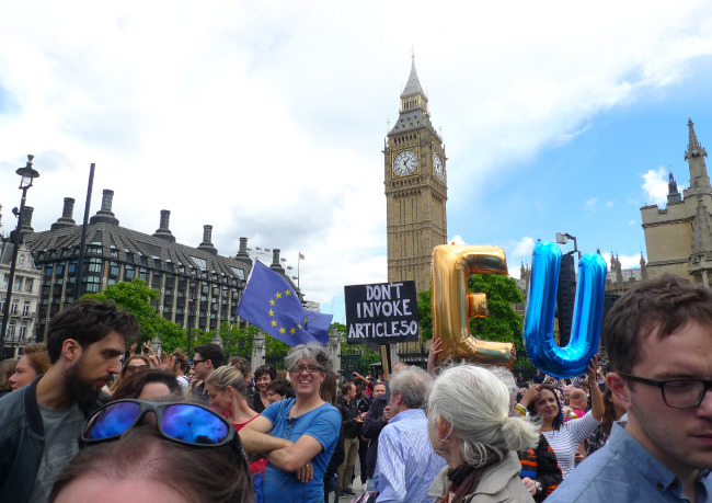 7월 2일 런던 국회의사당 광장에서 시위를 벌인 브렉시트 반대자들. [정현상]