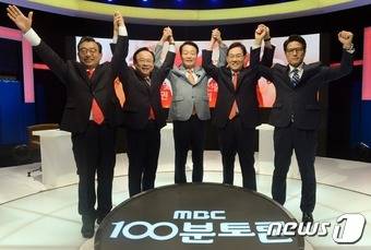 새누리당 차기 지도부 경선에 출마한 이정현(왼쪽부터), 이주영, 한선교, 주호영, 정병국 의원이 2일 저녁 서울 마포구 성암로 MBC에서 열린 '100분 토론'에 출현해 기념 촬영을 하고 있다. (사진공동취재단) 2016.8.2/뉴스1 © News1 사진공동취재단