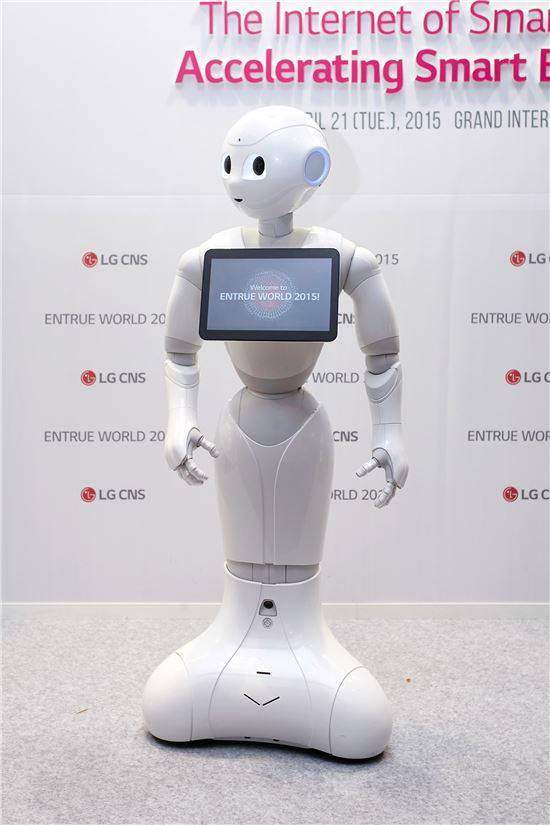 LG CNS의 디스플레이를 장착한 로봇 '페퍼'