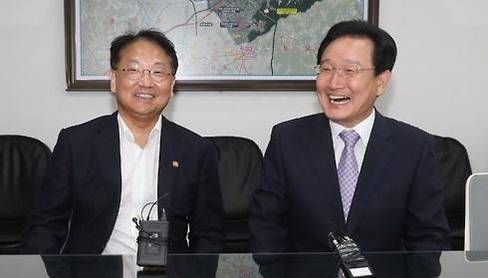 유일호 부총리(왼쪽)은 변재일 더민주 정책위의장(오른쪽)을 만나 구조조정에 따른 실업 문제가 심각하다며 조속한 추경 통과를 요구했다./사진=연합뉴스