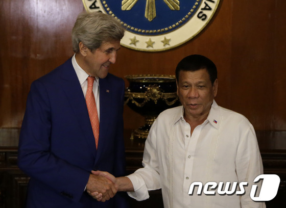 지난 7월 존 케리 미국 국무장관(왼쪽)과 만난 로드리고 두테르테 필리핀 대통령. © AFP=뉴스1