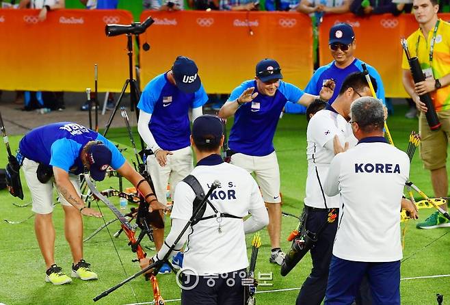 미국선수들이 한국팀을 향해 큰절을 하는 듯한 포즈를 취하며 우승을 축하하고 있다. [올림픽사진공동취재단]