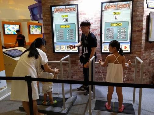 8일 오후 DDP ‘구글 플레이 오락실’ 행사장을 방문한 아이들이 게임을 즐기고 있다. / 윤민혁 기자