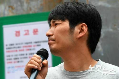지난달 18일 힙합 듀오 리쌍이 소유한 서울 신사동 가로수길 건물에 세 들어 있는 곱창집 '우장창창'에 대한 강제집행이 완료된 가운데, 이틀 뒤인 20일 오전 세입자 서윤수 씨가 '맘편히장사하고싶은상인들의모임'(맘상모) 회원들과 함께 기자회견을 하면서 눈물을 참고 있다. (사진=황진환 기자/노컷뉴스)