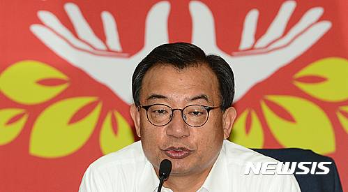 【서울=뉴시스】이종철 기자 = 10일 오전 서울 여의도 새누리당 당사에서 열린 최고위원회의에서 이정현 신임 대표가 모두발언을 하고 있다. 2016.08.10. jc4321@newsis.com