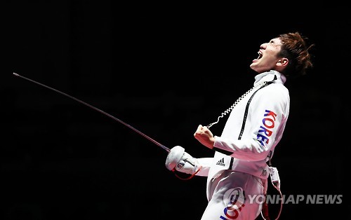 남자 펜싱 에페 종목에서 금메달을 획득한 박상영(21·한국체대) [ EPA=연합뉴스 ]