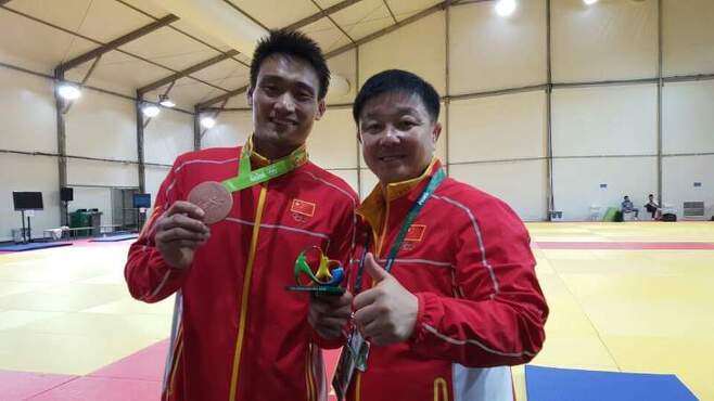 2016 리우올림픽에서 중국에 남자유도 첫 올림픽 메달을 안긴 청쉰자오(왼쪽)와 정훈 감독.
