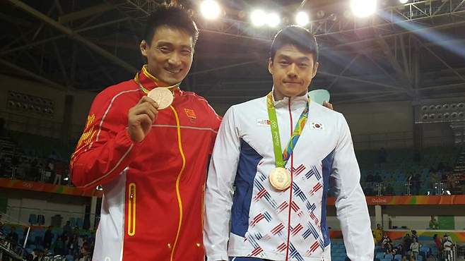 리우올림픽 남자 유도 90㎏ 동메달리스트 중국의 청쉰자오(왼쪽)와 한국의 곽동한.
