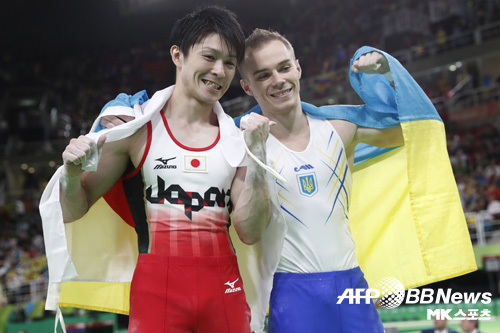 남자체조계의 ‘살아있는 전설’ 우치무라(일본)가 마지막 종목에서의 극적인 역전승으로 44년만의 올림픽 개인종합 2연패에 성공했다. 은메달을 따낸 우크라이나의 베르냐에프와 포즈를 취하고 있다. 사진(리우데자네이로)=AFPBBNews=News1