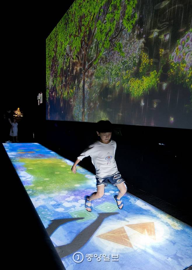 태블릿 PC에 그린 징검다리가 실제 바닥에 나타나 아이들의 놀이터가 된다.