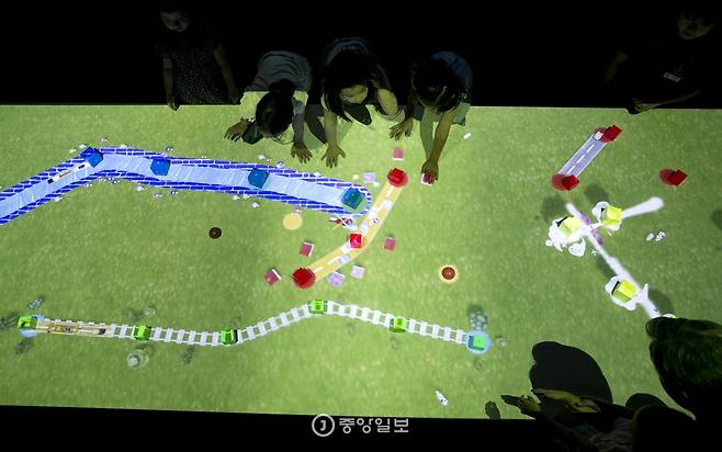 ‘나무블록 열차’. 똑같은 블록끼리 연결하면 도로ㆍ선로ㆍ수로 등이 만들어진다.