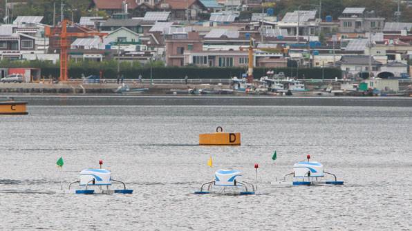 해파리 제거용 로봇 3대가 마산만 연안에서 해파리를 제거하고 있다.