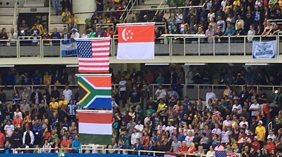 시상식 국기 게양. 조셉 스쿨링의 싱가포르 국기와 함께 펠프스를 포함해 공동 2위를 차지한 선수들의 국기가 올라가고 있다.