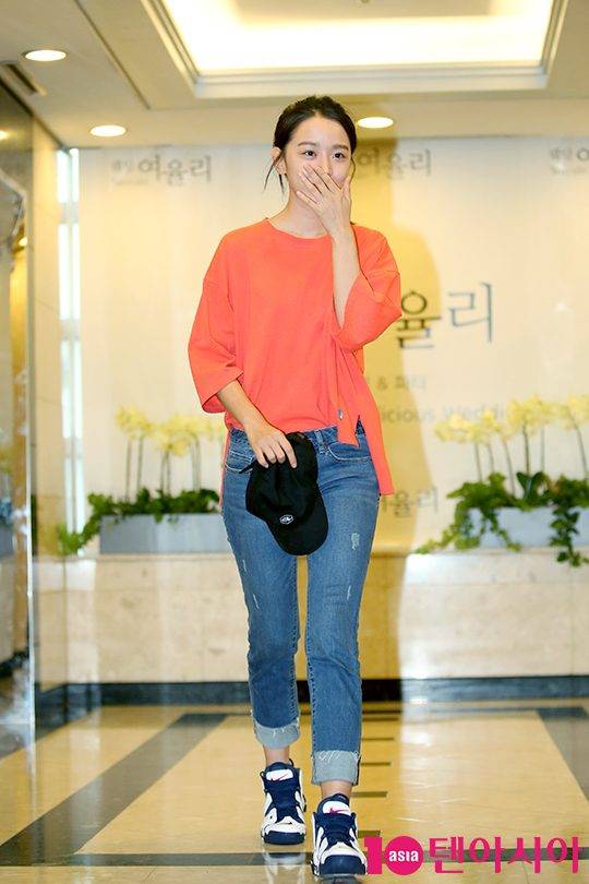 배우 신혜선이 ‘아이가 다섯’ 종방연에 참석해 포즈를 취하고 있다.