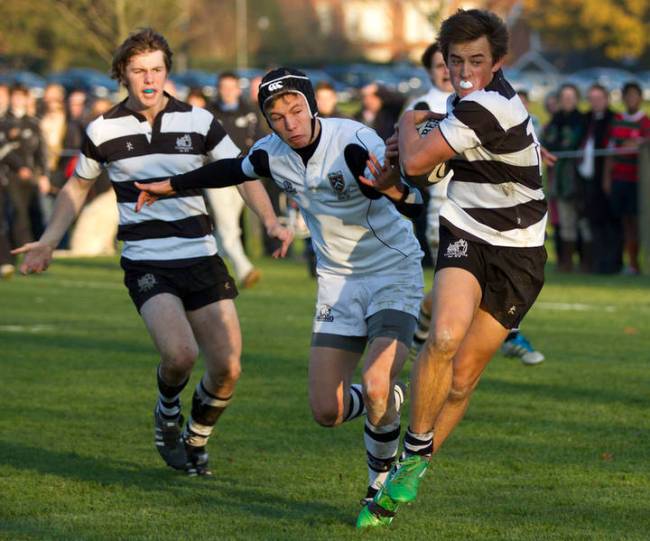 학생들은 럭비, 하키, 크리켓 가운데 한 종목을 선택해 반드시 선수로 뛰어야 한다. 교내에서는 ‘하우스 매치’가 열리고 교외에서는 ‘스쿨 매치’를 벌이기도 한다.