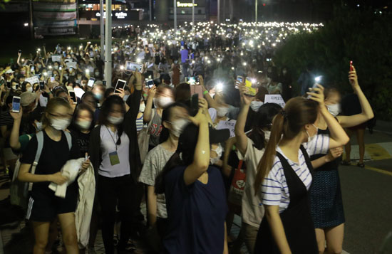 ⓒ연합뉴스 : 8월3일 저녁 이화여대 재학생과 졸업생들이 학내에서 미래라이프대학 설립 반대 행진을 벌였다.