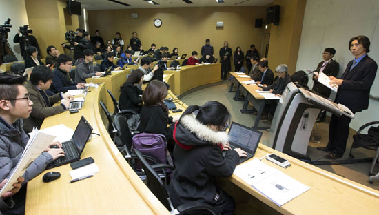 ⓒ연합뉴스 : 2015년 3월, 학교의 구조조정에 맞서 중앙대 교수들이 전체 교수 투표 결과를 발표하는 모습.