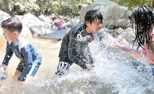 연일 이어지는 폭염에 21일 오후 경기 양평군 중원계곡을 찾은 어린이들이 물놀이를 즐기고 있다. [한주형 기자]