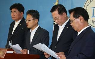 국회 안전행정위원회 소속 야당 의원들이 22일 오후 국회 정론관에서 기자회견을 열어 이철성 경찰청장 후보자가 음주운전 적발 당시 경찰관 신분을 속인 것은 묵과할 수 없는 범죄행위라며 청문보고서 채택 반대 의사를 밝히고 있다. 이정우 선임기자 woo@hani.co.kr