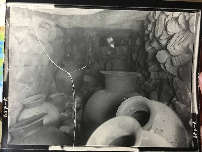 야쓰이의 조사 당시 돌로 쌓은 창녕 교동고분 석실 내부를 찍은 사진이다. 내부에 토기류가 가득 들어차있다.