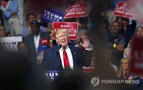 22일 미국 오하이오 주 애크런 유세장의 도널드 트럼프(애크런 AP=연합뉴스)