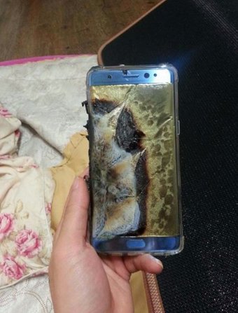 24일 휴대폰 온라인 커뮤니티 '뽐뿌'에 올라온 화재가 일어난 '갤럭시노트7' 제품.(사진='뽐뿌' 캡처) © News1
