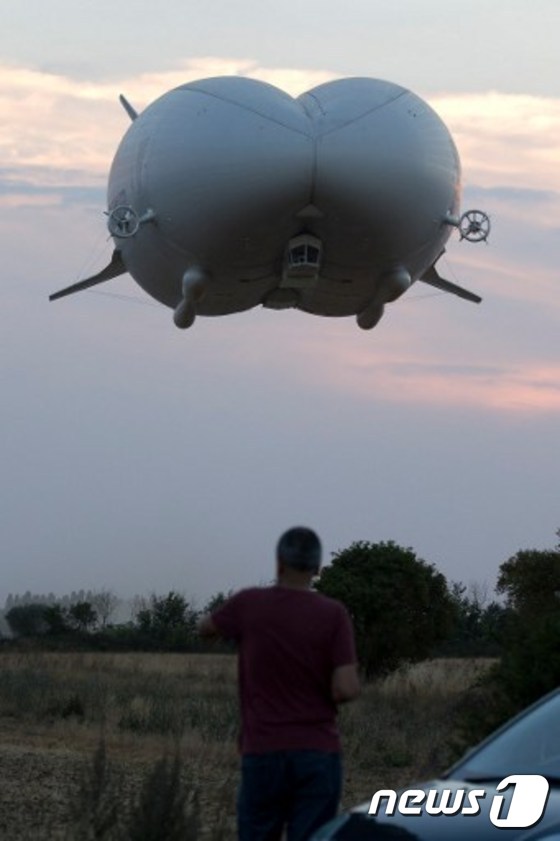 '날으는 엉덩이'라 불리는 세계 최대 비행체 '에어랜더 10'. © AFP=뉴스1