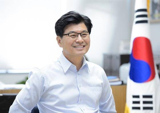 이춘희 세종시장은 고등학교 3학년 때 영양실조와 결핵에 걸릴 정도로 허약했다고 한다. 대학시절 규치적 생활과 충분한 수면으로 건강을 되찾긴 했지만, 세종시장에 당선된 이후엔 운동할 시간이 지극히 부족하다. 그는 시간이 날 때마다 등산을 하며 스트레스를 푼다고 했다./사진=세종시청 제공