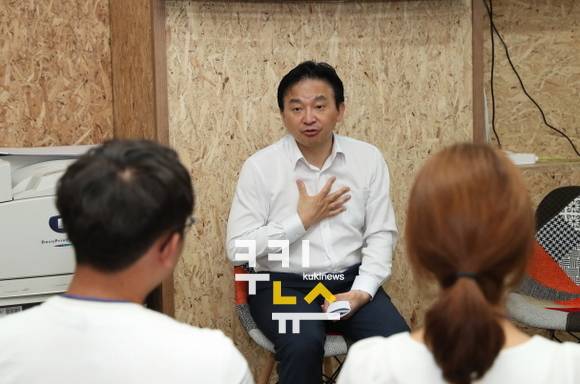 원희룡 제주특별자치도지사가 지난 23일 제주시 중앙로 '플레이스 일로와'를 방문해 청년들과 간담회를 갖고 있다. ⓒ 제주도청