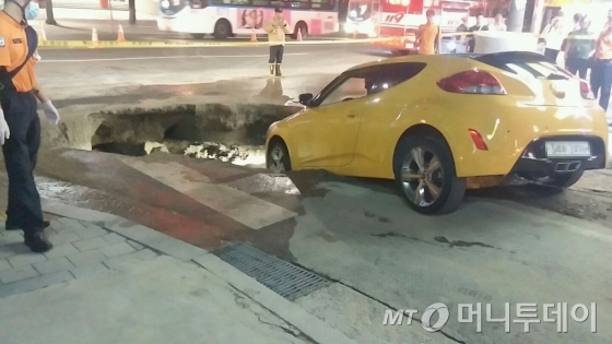 24일 저녁 8시50분쯤 서울 영등포구 당산동 한 이면도로에서 땅이 갑자기 꺼지는 사고가 발생했다./ 사진=윤준호 기자