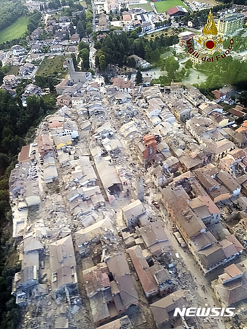 【아마트리체=이탈리아 소방청·AP/뉴시스】이탈리아 중부 산악마을 아마트리체가 24일(현지시간) 강진으로 인해 마치 폭격을 맞은 듯 건물 대다수가 무너져 폐허로 변해있다. 항공사진은 이탈리아 소방청이 AP통신에 제공한 것이다. 2016.08.24