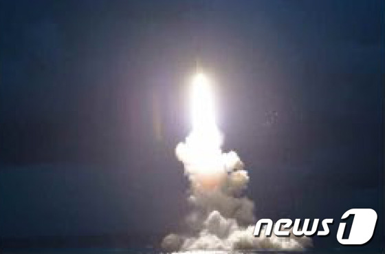 북한이 24일 함경남도 신포 인근 해상에서 잠수함발사탄도미사일(SLBM) 시험발사한 모습.  © News1 추연화 기자