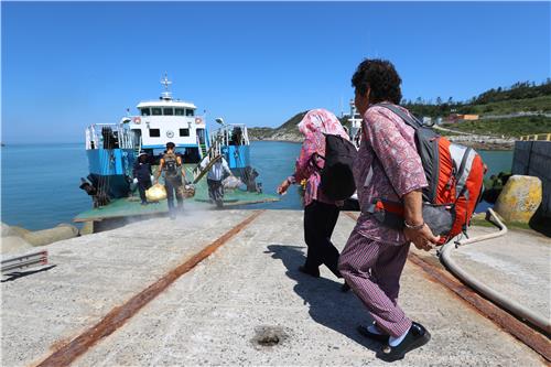25일 오전 진도 내병도 주민들이 가뭄에 따른 물 부족으로 생활이 불편해지자 육지에서 남은 여름을 보내려고 여객선에 오르고 있다.