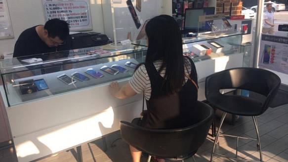 명동 인근의 한 이동통신 매장을 방문한 여성 고객이 갤럭시노트7에 대한 상담을 받고 있다. / 이다비 기자