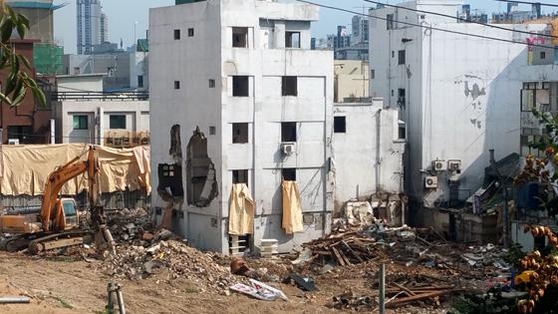 무악2구역재개발조합은 지난 22일 3개월 만에 공사를 재개하고 구본장여관 외벽 일부를 철거했다. /고성민 기자