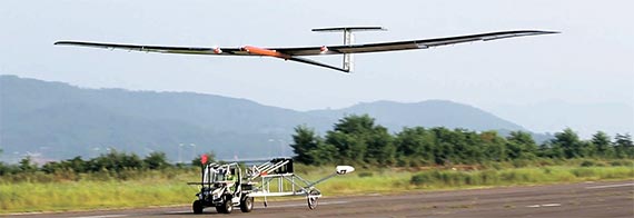 한국항공우주연구원이 자체 개발한 무인기(EAV-3)가 지난 12일 전남 고흥항공센터에서 이륙하고 있다. 이 무인기는 이날 고도 18.5㎞ 상공에서 90분 동안 비행하는 데 성공했다. [사진 한국항공우주연구원]
