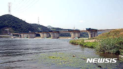【대구=뉴시스】김동민 기자 = 한국수자원공사는 낙동강의 녹조 완화를 위해 16일 오전 낙동강 다기능보 5개(창녕·함안보, 달성보, 칠곡보, 강정고령보) 등을 개방했다. 이날 오전 대구 달성군 논공읍 달성보에서 순간적으로 많은 물을 내 보내는 펄스형 방류가 실시되고 있다. 2016.08.16. life@newsis.com