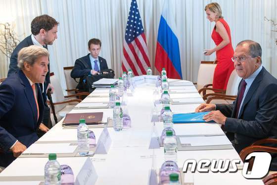 시리아 평화협상에 나선 존 케리 미국 국무장관(왼쪽)과 세르게이 라브로프 러시아 외무장관. © AFP=뉴스1