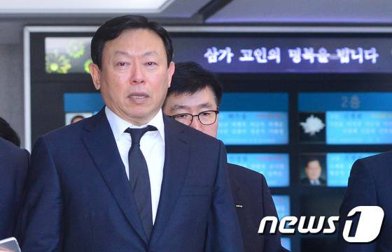 지난 달 27일 故 이인원 롯데그룹 부회장에 대한 조문을 마치고 나온 신동빈 롯데그룹 회장. 2016.8.27/뉴스1 © News1 사진공동취재단