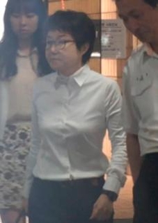 박수환 뉴스컴 대표가 26일 영장실질심사를 받기 위해 서울중앙지법에 들어서고 있다./안상희 기자