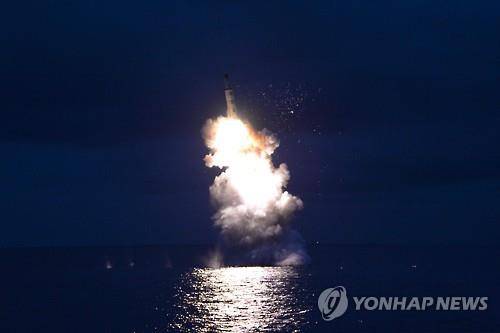 (평양 조선중앙통신=연합뉴스) 북한이 24일 잠수함발사탄도미사일(SLBM) 시험발사를 한 장면이라며 북한 조선중앙통신이 25일 사진을 공개했다.