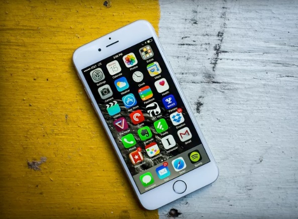 애플의 프리미엄 스마트폰 아이폰6s. 다음 달에는 신형 아이폰이 출시된다. [중앙포토]
