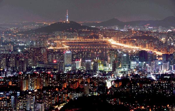 [월간산]도심에 있는 산들은 낮고 등산로도 좋아 야간산행지로 안성맞춤이다. 아차산에서 바라본 서울의 불야성.
