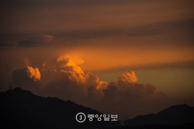 29일 서울 남산 순환도로에서 바라본 서쪽 하늘. 관악선 너머 뭉게구름이 붉게 물들어 있다.