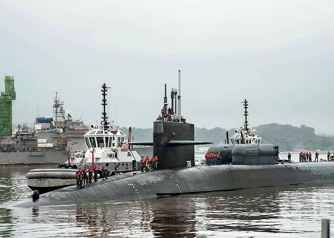 미 해군 제7함대 소속 핵잠수함 오하이오함이 일본 가나가와현 요코스카 기지에 정박해 있다. 미 해군은