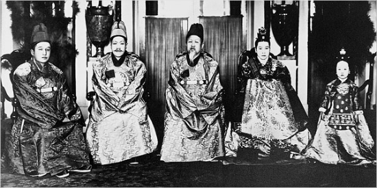 고종 황제의 마지막 가족사진. 왼쪽부터 영친왕.순종.고종.귀비 엄씨.덕혜옹주. 촬영시기는 1915년경으로 추정된다.