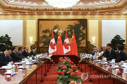 캐나다·中 총리, 베이징서 회담     (베이징 AFP=연합뉴스) 쥐스탱 트뤼도 캐나다 총리(왼쪽 두 번째)와 리커창 중국 총리(오른쪽 두 번째)가 31일(현지시간) 베이징 인민대회당에서 회담을 하고 있다.     트뤼도 총리는 오는 4∼5일 중국 항저우에서 개최되는 주요 20개국(G20) 정상회의 참석차 이날 취임 이후 처음으로 중국을 공식 방문했다.