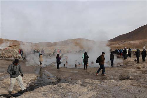 칠레 아타카마 사막에 있는 '엘 타티오' 간헐천에서 관광객들이 노천 온천을 즐기고 있다.