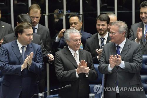 미셰우 테메르 브라질 대통령이 31일(현지시간) 브라질리아의 의회에서 대통령 취임식 도중 박수를 받는 모습[AP=연합뉴스]